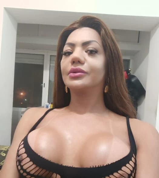 LEIRIA TRAVESTI DOTADA XXL COMPLETA NA CAMA - foto 1